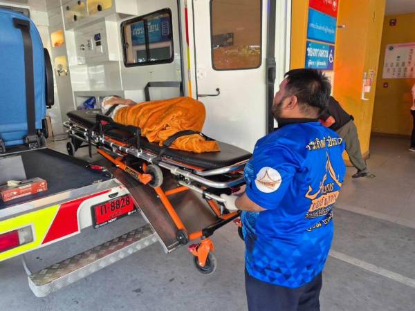 La sexagenaria, después de hacer unos primeros movimientos, fue sacada del féretro con ayuda de tres hombres, que luego la montaron en una ambulancia.