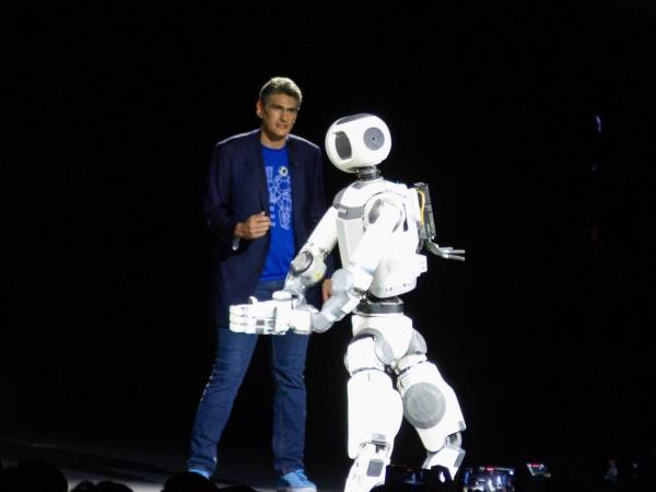 El jefe de Ingeniería de Spot Boston Dynamics, Zachary Jackowski, presenta un robot de linea Atlas en la antesala de la Feria de Electrónica de Consumidores 2026.