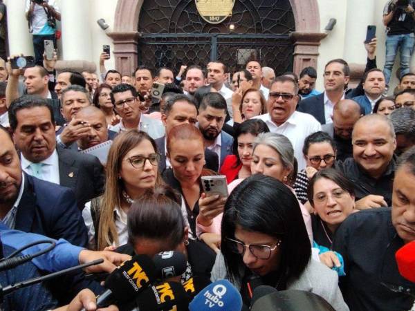 El pasado 28 de octubre los diputados de oposición ampliaron el periodo de sesiones durante una sesión en la plaza La Merced, en los bajos del Congreso.