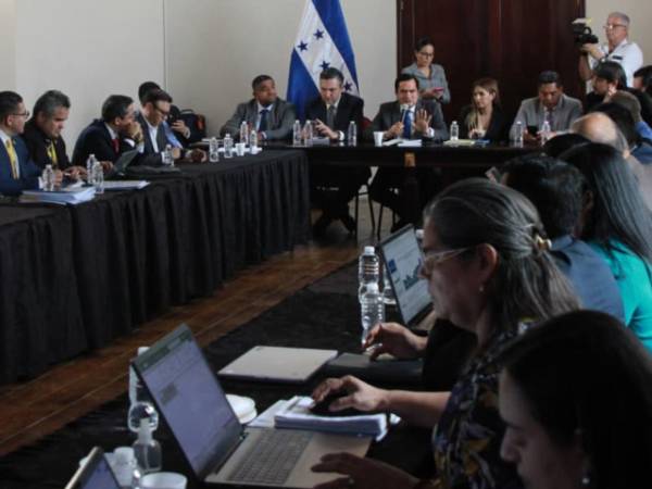 Las autoridades universitarias y los diputados que integran la comisión del presupuesto sostuvieron una reunión este lunes en la que se acordó no reducir el presupuesto de la UNAH.