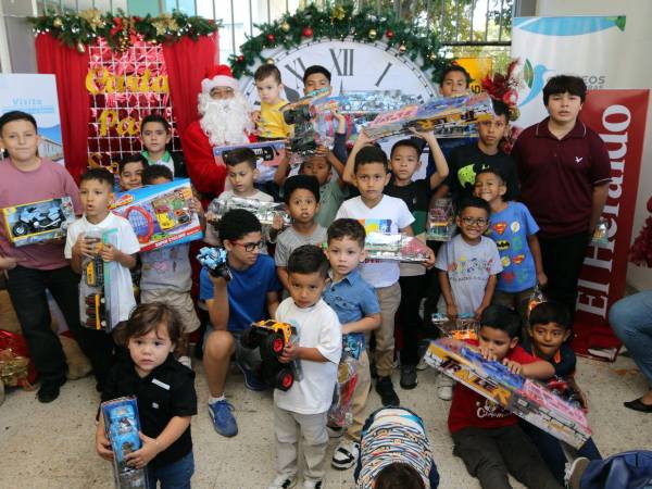 Con alegría los pequeños recibieron a Santa quienes desde el Polo Norte les cumplió sus peticiones a los pequeños que escribieron cartas a través de Correos de Honduras.