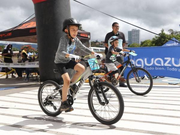 El ambiente no era solo deportivo: era familiar, emotivo y genuino. Abuelos grabando videos, madres aplaudiendo desde las vallas, hermanos mayores alentando desde las gradas.