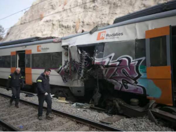 Emergencia ferroviaria en Cataluña: el temporal provoca el choque de un tren y un descarrilamiento.