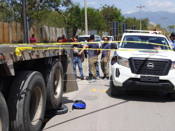 La víctima quedó bajo las llantas de una rastra involucrada en el percance.