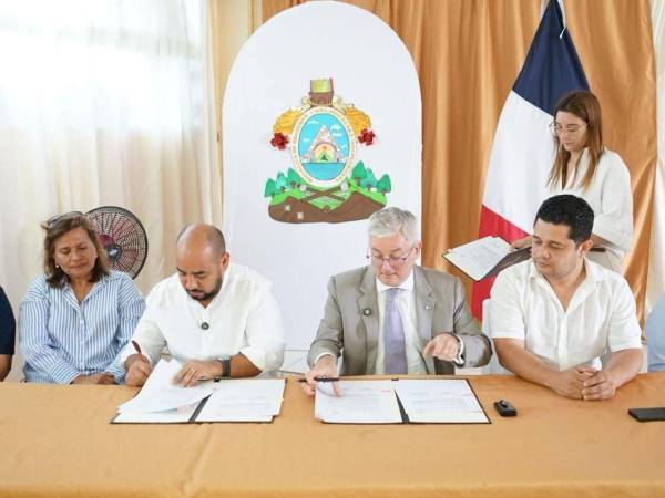 El ministro de Educación, Daniel Esponda, y el Embajador de Francia en Honduras firmaron el convenio que beneficiará a decenas de estudiantes.
