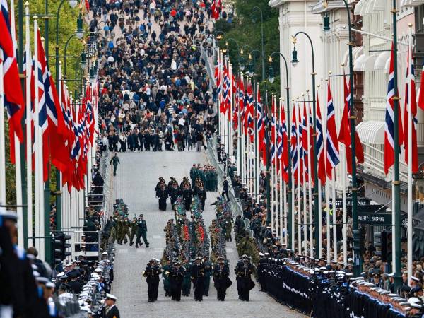 A esta ceremonia, posterior al funeral nacional en la Catedral de Oslo, asistieron los miembros de la familia real de Noruega y otras casas reales.