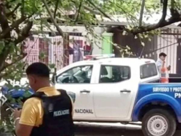 Agentes de la Policía Nacional llegaron al lugar de la balacera para investigar la muerte de las tres personas en Nacaome, Valle.