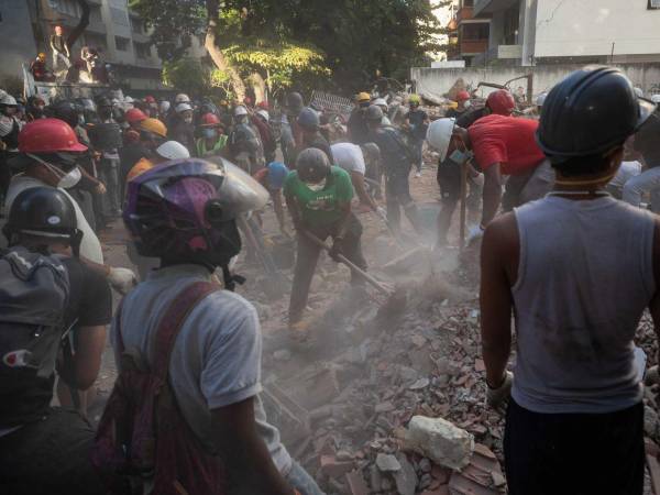Venezuela vive horas de angustia tras los terremotos que dejaron miles de afectados, pero un rescate llenó de esperanza al país.
