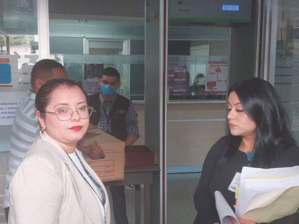 Sandra Rodríguez, supervisora general del Poder Judicial, llegó al MP a presentar el legajo de expedientes a investigar.