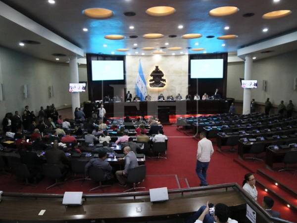 La reunión celebrada por Redondo con la bancada de Libre como únicos asistentes se extendió hasta la medianoche del jueves. Así lució el hemiciclo durante toda la reunión.