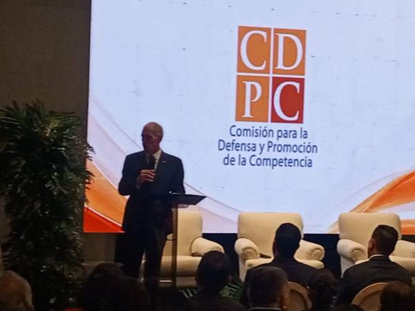 El presidente hizo la petición en un evento con motivo del Día Nacional de la Libre Competencia.