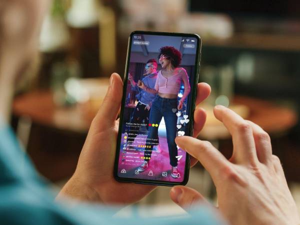 Varios estudios académicos sostienen que enganchar a los usuarios de manera calculada, diseñada y medida constituye una forma de explotación maquiavélica de nuestra vulnerabilidad en beneficio económico para compañías, plataformas y creadores de contenido.