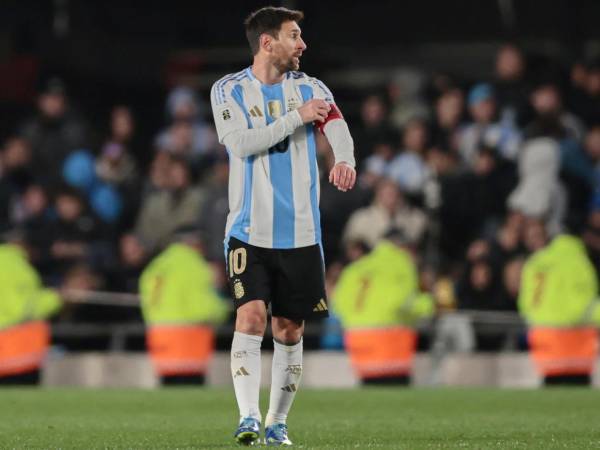 Cuando Lionel Messi no estuvo en la lista de convocatoria de Argentina fueron varios los jugadores que vistieron la camisa con el número 10 en su ausencia
