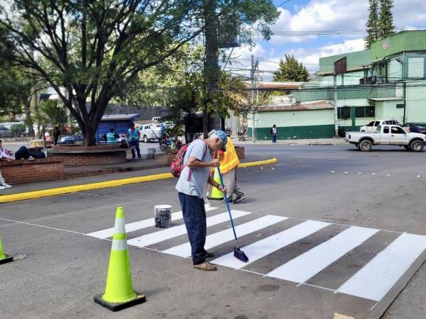 Bordillos pintados, canalizadores renovados y rótulos instalados forman parte de la estrategia de la alcaldía para ordenar el tránsito y proteger a peatones.