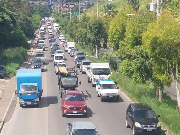 Las autoridades recomendaron a la población planificar las salidas y utilizar rutas alternas para evitar caer en el tráfico.