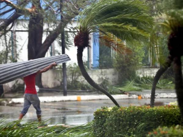 Los vientos huracanados se extienden hasta 95 kilómetros (60 millas) desde su centro.