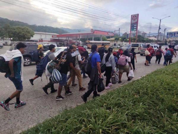 Migrantes hondureños emprendieron otra caravana hacia EE UU, mientras las cifras oficiales muestran una fuerte caída de los cruces irregulares en 2026