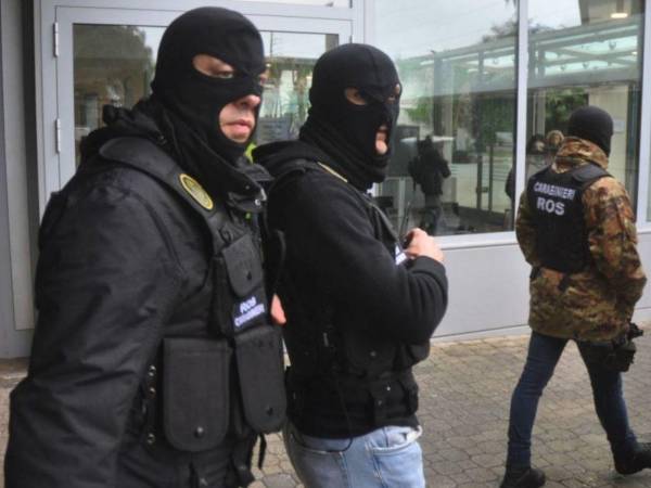 La víctima logró escapar y alertar a la Policía tras permanecer retenida durante varios días en Roma.