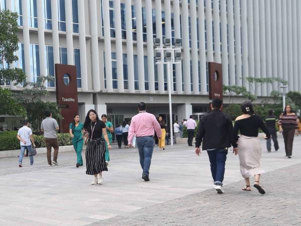 En el Centro Cívico Gubernamental (CCG) el ambiente laboral y de atención a los usuarios se desarrolla con total normalidad.