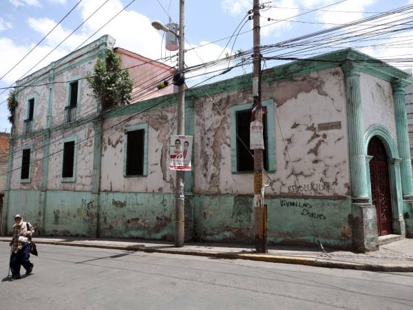 La falta de intervención mantiene expuesto al deterioro el edificio histórico donde funcionó la Hemeroteca Nacional Ramón Rosa.