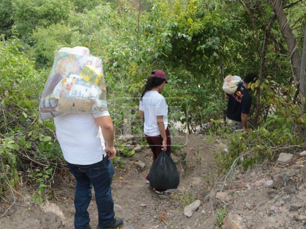 Así fue la primera entrega de ayuda a las personas más golpeadas por la sequía en el Corredor Seco de Honduras. Gracias a las donaciones de decenas de personas, EL HERALDO brindó ayuda a quienes más lo necesitan.