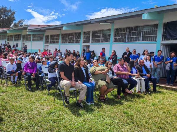 Estudiantes capitalinos participaron en dinámicas inspiradas en El Principito como parte de un programa para fortalecer el hábito lector.
