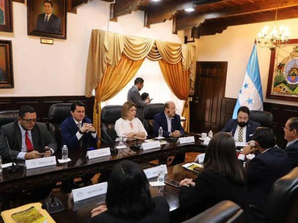Los integrantes de la exComisión Permanente del Congreso Nacional fueron citados para que comparezcan ante la Fiscalía para que declaren sobre presuntas actuaciones ilegales y excesos en el ejercicio de sus funciones. ¿Qué dice la citación? Estos son los delitos que habría cometido la comisión permanente.