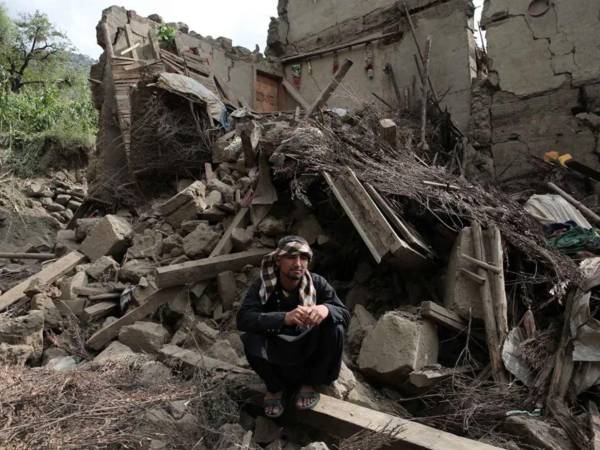 En el cuarto día, tras el devastador terremoto, las posibilidades de hallar a personas con vida en la zona cero disminuyen notablemente.