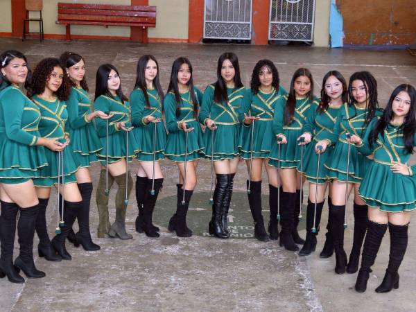 Con sus llamativos trajes verdes con detalles dorados y las tradicionales botas negras a la rodilla, las palillonas del Instituto Privado Santa Mónica afinan cada movimiento para engalanar los desfiles patrios de este 15 de septiembre.