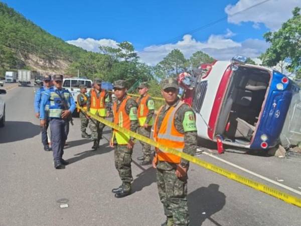 Momento cuando se realizó el rescate de las víctimas heridas de la unidad.