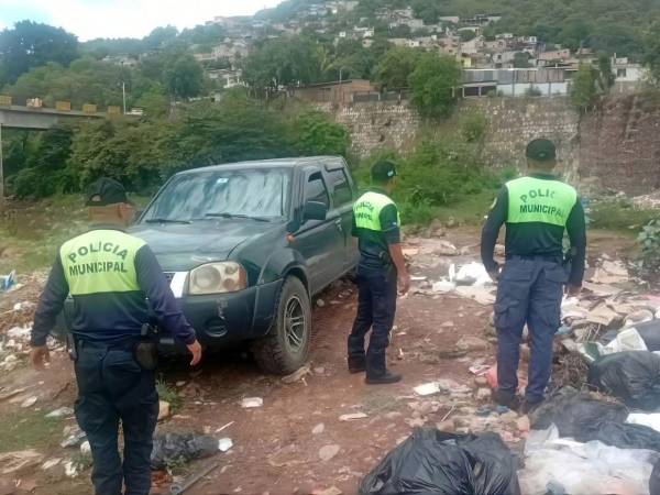 Entre los materiales que llegan al afluente se encuentran desperdicios de construcción y basura orgánica, que terminan acumulándose en diferentes puntos del cauce.