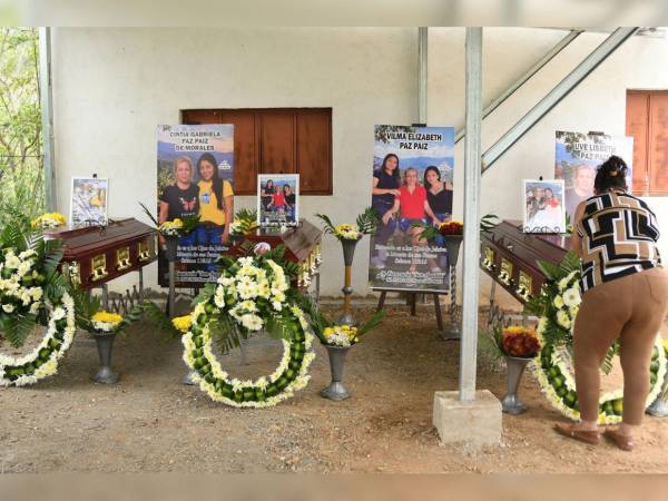 Los restos de siete de las ocho personas asesinadas el domingo en un ataque armado en el este de Guatemala fueron enterrados este martes de manera conjunta, en medio del dolor, consternación y acusaciones de familiares contra el Estado por una posible implicación de las fuerzas de seguridad.