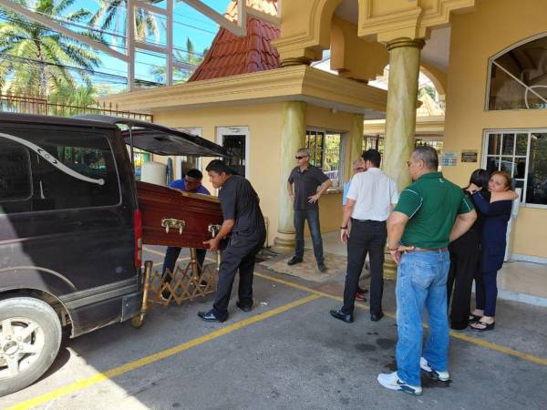 Familiares y amigos dan el último adiós a la ingeniera Lilian Padilla Martínez en La Ceiba.