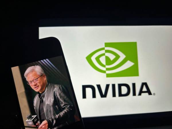 Jensen Huang, fundador y consejero delegado de Nvidia, afirmó este lunes en la conferencia GTC de California que el cien por cien de los ingenieros de la compañía trabaja con herramientas de inteligencia artificial, entre ellas Claude, Codex y Cursor.