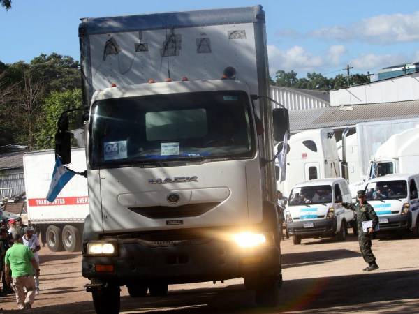 El CNE activó su despliegue nacional con un primer convoy que partió sin dispositivos GPS en las maletas electorales. La presidenta del CNE, Ana Paola Hall aseguró no permitiran retrasos que entorpezcan el cronograma electoral.