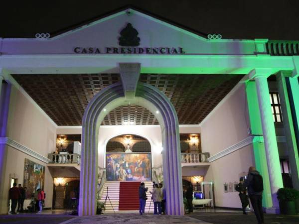 Gobierno cesará a 1,900 empleados tras revisión institucional.