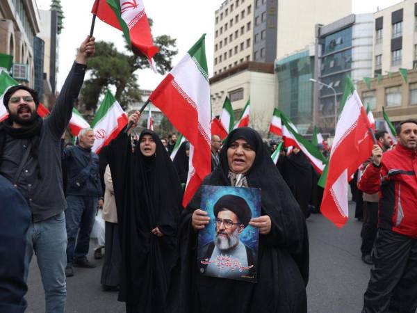 En medio de una guerra, la República Islámica debe elegir un nuevo líder supremo tras la muerte el sábado de Alí Jameneí en un ataque de Estados Unidos e Israel tras 36 años en el cargo y aunque suenan varios nombres no hay un claro favorito.