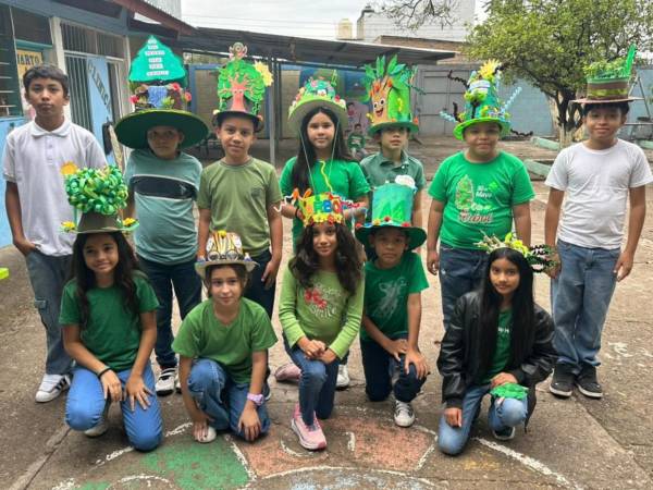 El Club Ecológico del CEB Roberto Sosa celebró a lo grande el Día del Árbol.