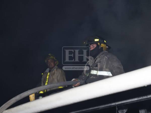 Un voraz incendio inició en un puesto de venta de cohetes en el Mercado Medina Concepción, en la ciudad de San Pedro Sula, la tarde del lunes 29 de diciembre. La magnitud del fuego ocasionó que las llamas se extendieran al restos de los puestos ubicados en la calle 6 del populoso barrio Medina.