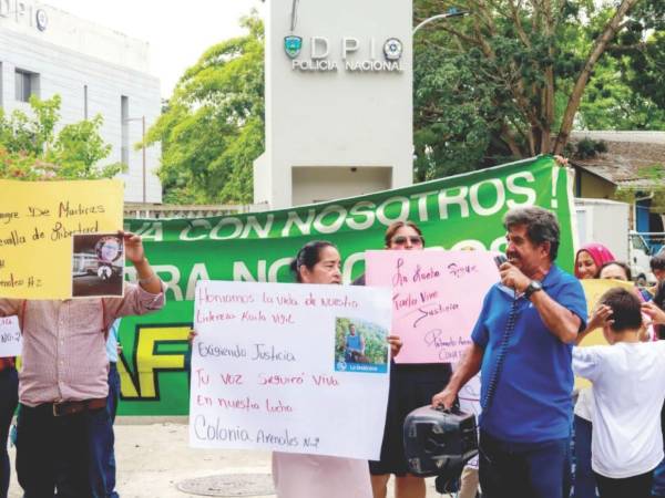 Vecinos de la colonia Arenales 2 y miembros de la Confederación Nacional de Federaciones y Patronatos de Honduras protestaron ayer frente a la DPI pidiendo justicia por Karla Vigil.