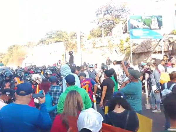 Docenas de personas se sumaron a la toma de los transportistas en la salida del sur de la capital.
