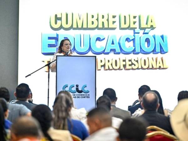 La titular de Educación, Arely Argueta, inauguró la primera Cumbre de Educación Técnica 2026 que se realizó este viernes en la ciudad de San Pedro Sula.