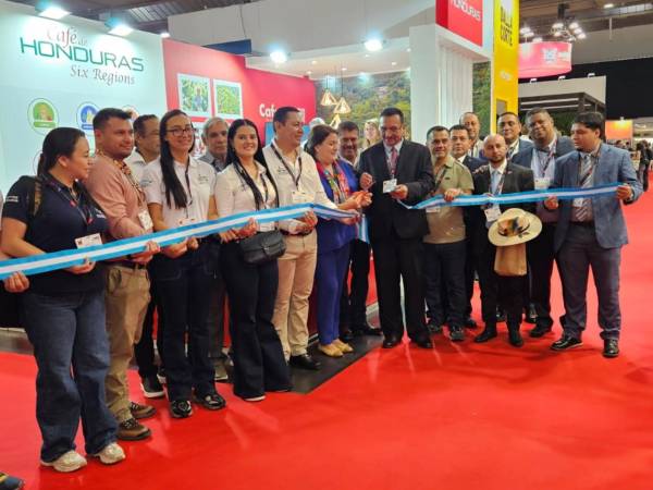 Corte de cinta inaugural en el stand de Café de Honduras. Delegados, productores y representantes oficiales hacen parte de la comitiva nacional para representar la calidad excepcional de las regiones cafetaleras del país
