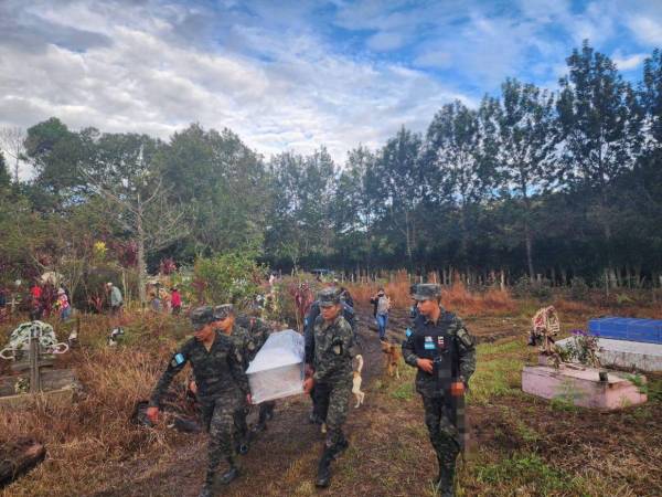 Elementos de las Fuerzas Armadas acompañaron a la familia durante el sepelio del niño Nerick Yahir Rodríguez.
