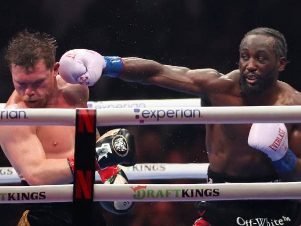 Terence Crawford derrotó a Canelo Álvarez pese a que subió dos categorías.