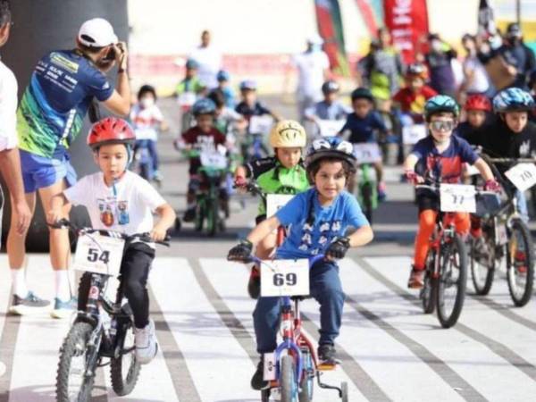Pequeños ciclistas demuestran su talento en la pista durante la Vuelta Infantil El Heraldo.