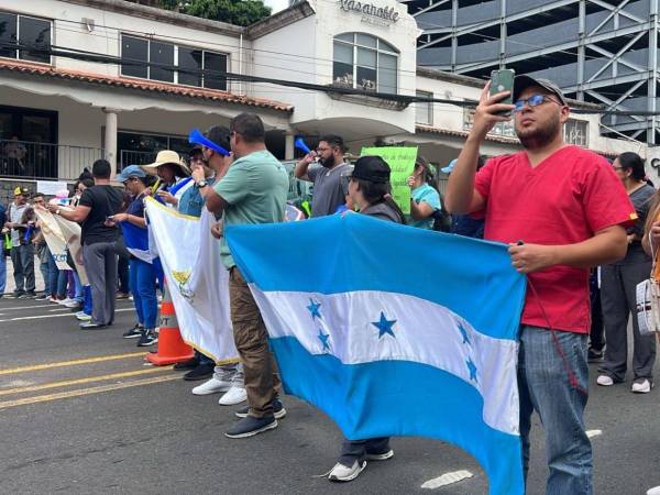 Los médicos paralizaron el tráfico frente a la entrada de Casa Presidencial; piden que las autoridades les den respuesta a sus exigencias.