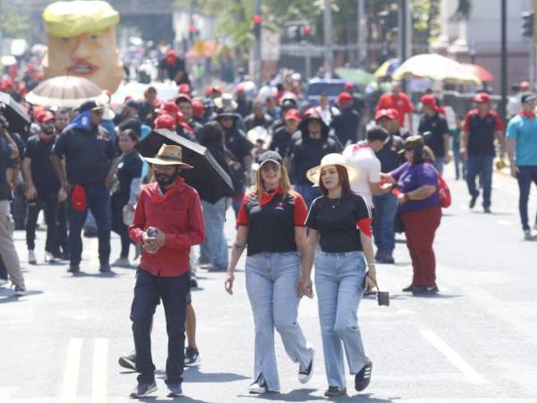 Miles de personas salieron a las calles este viernes 1 de mayo en San Pedro Sula para conmemorar el Día Internacional del Trabajador con una masiva movilización.