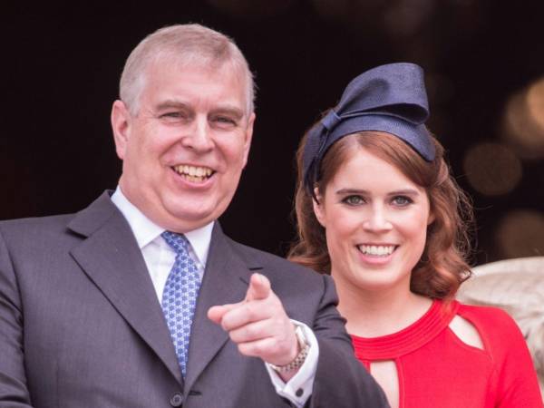 La princesa Eugenia ha cortado todo tipo de contacto con su padre, Andrés Mountbatten-Windsor, a raíz del reciente escándalo que lo vinculó al pedófilo convicto Jeffrey Epstein y desencadenó con la retirada de sus títulos reales, según revela este domingo el tabloide británico Daily Mail.