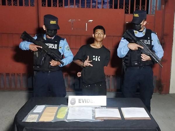 Wilmer Alexander Mejía Medina, custodiado por dos agentes de la Policía Nacional (PN).